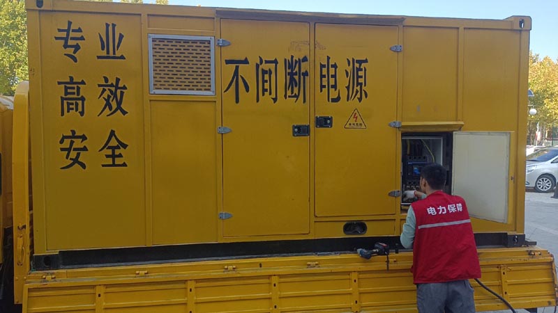 桂东柴油发电机组和UPS电源配合使用时，如何避免切换过程中的电力中断？